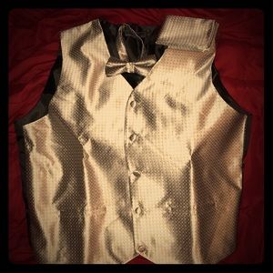 Men’s gray vest with bowtie and pocket square